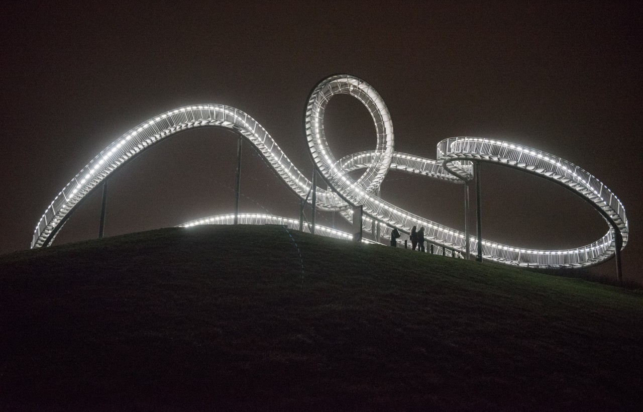 Ausflugsziele im Ruhrgebiet: Auch in der Nacht bietet „Tiger and Turtle“, in Duisburg einen spektakulären Anblick. Ausflugsziele im Ruhrgebiet: Auch in der Nacht bietet „Tiger and Turtle“, in Duisburg einen spektakulären Anblick.