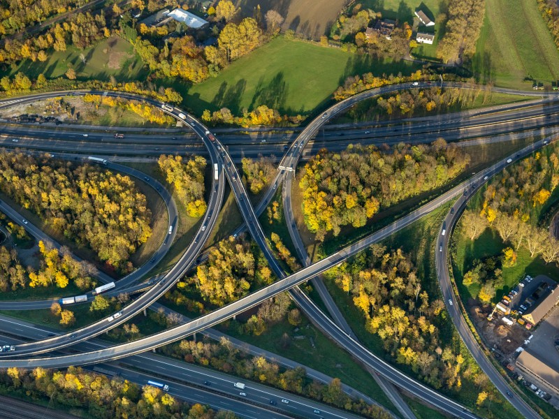 Blick auf den Spaghettiknoten: Aus der Luft wird klar, warum das Autobahnkreuz Kaiserberg so genannt wird.