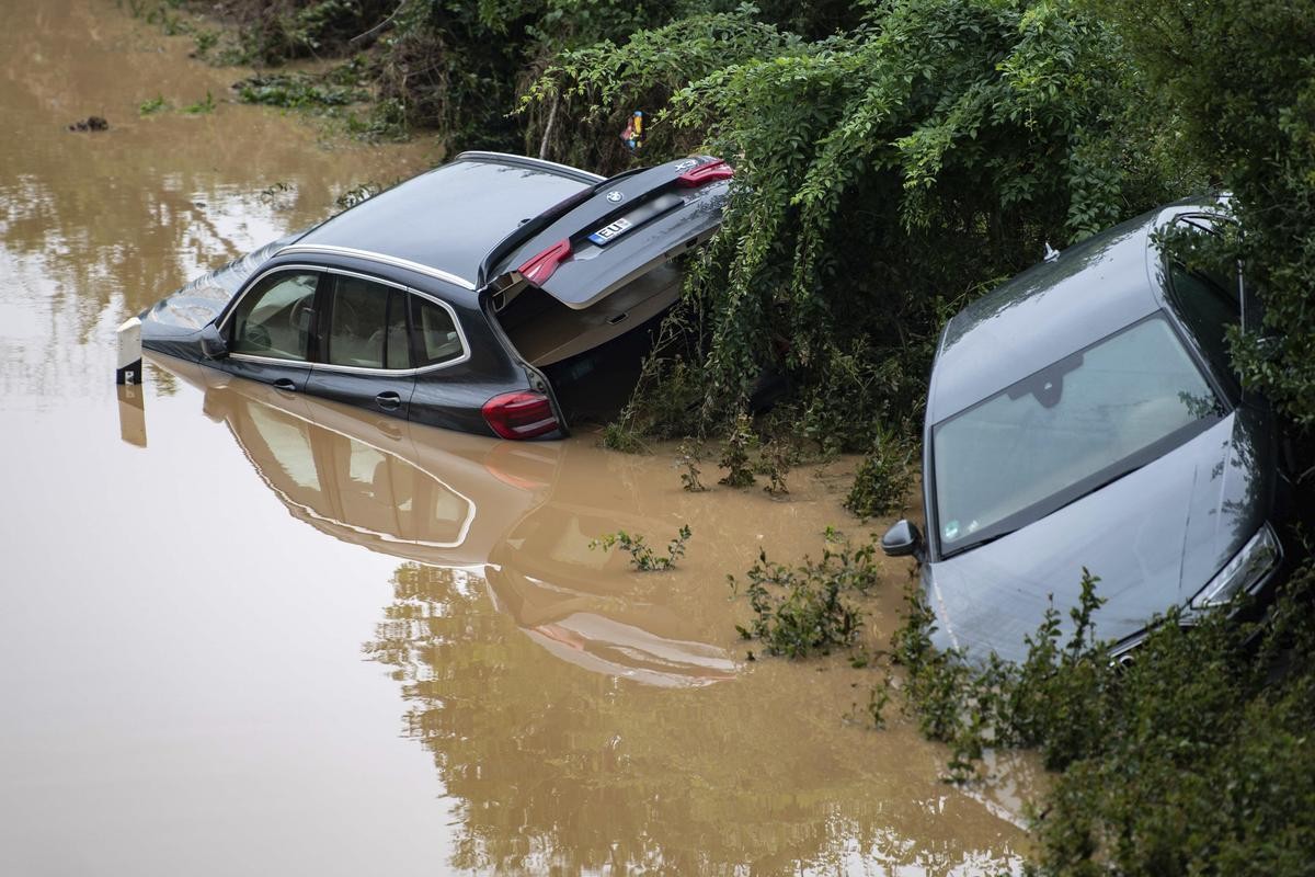 In Erftstadt ist es auf der Bundesstraße 265 zur Überflutung gekommen. Mehrere Autos sind überflutet worden.