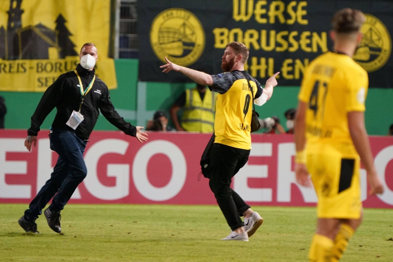 Borussia Dortmund: Ein Flitzer sorgte gegen Wiesbaden für eine Unterbrechung. 