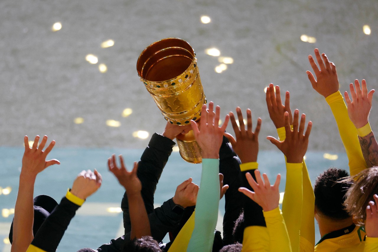 Den Pokal werden die Dortmund-Spieler eine Woche lang nicht zu Gesicht bekommen.