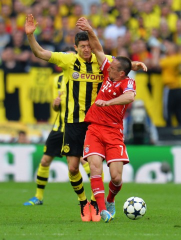 Absicht oder nicht? Der Ellbogen von Ribery trifft mit voller Wucht das Gesicht von Lewandowski.