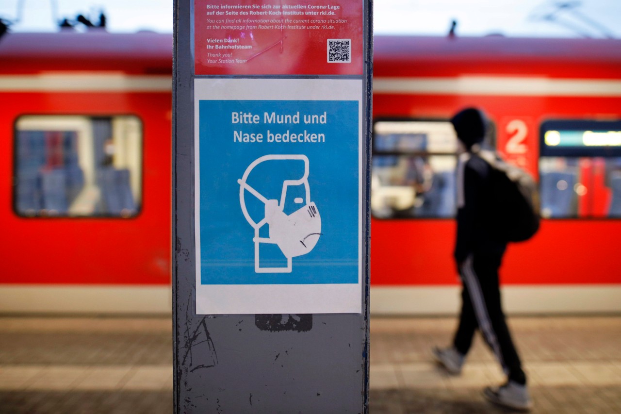 Auch weiterhin gilt: Wer mit der Bahn in NRW fahren will, muss eine Maske tragen. (Symbolbild)