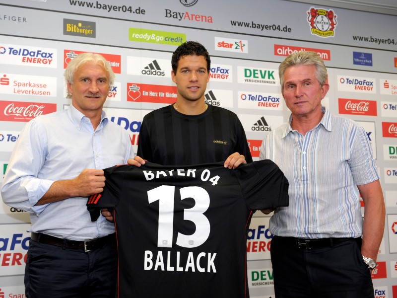 Zur Saison 2010/2011 kehrte Ballack nach Leverkusen zurück und unterschrieb einen Zwei-Jahres-Vertrag. In seiner ersten Saison wurde Bayer unter Trainer Jupp Heynckes (r.) zwar Vizemeister, aber ...