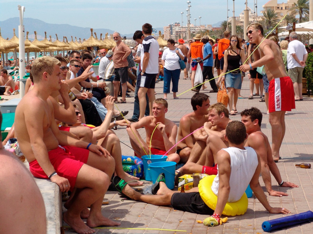 Typische Szenen auf Mallorca! Die Anwohner haben die Nase voll vom Sauftourismus auf der Insel. (Archivbild)