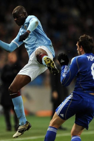 Brutale Frust-Fouls wie hier gegen Goran Popov von Dynamo Kiew bescherten Mario Balotelli schon fünf Platzververweise in zwei Jahren bei Manchester City.