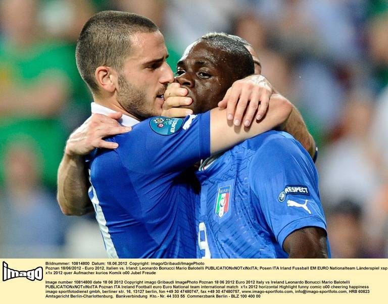 Leonardo Bonucci hält die Hand vor den Mund des italienischen Skandalstürmers Mario Balotelli, der nach seinem Tor gegen Irland einige deftige Worte in Richtung Trainerbank richten wollte.
