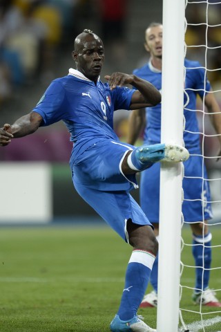 Frust pur nach einer vergebenen Chance - Italien-Stürmer Mario Balotelli lässt sich am Pfosten des englischen Tors aus.