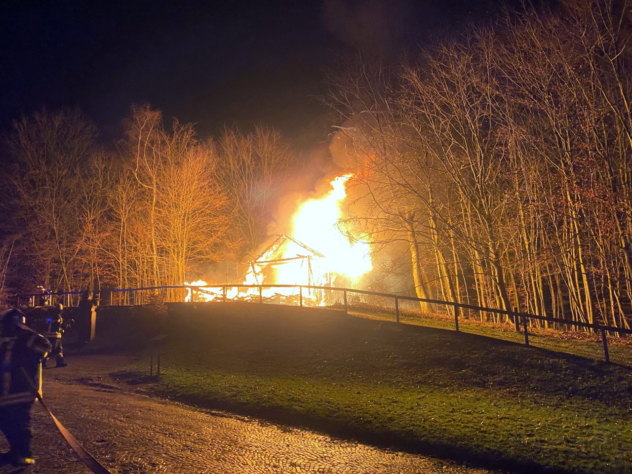 Die Feuerwehr konnte die Bandelhütte nicht mehr retten. Das Feuer brach am 28. Dezember 2021 aus.