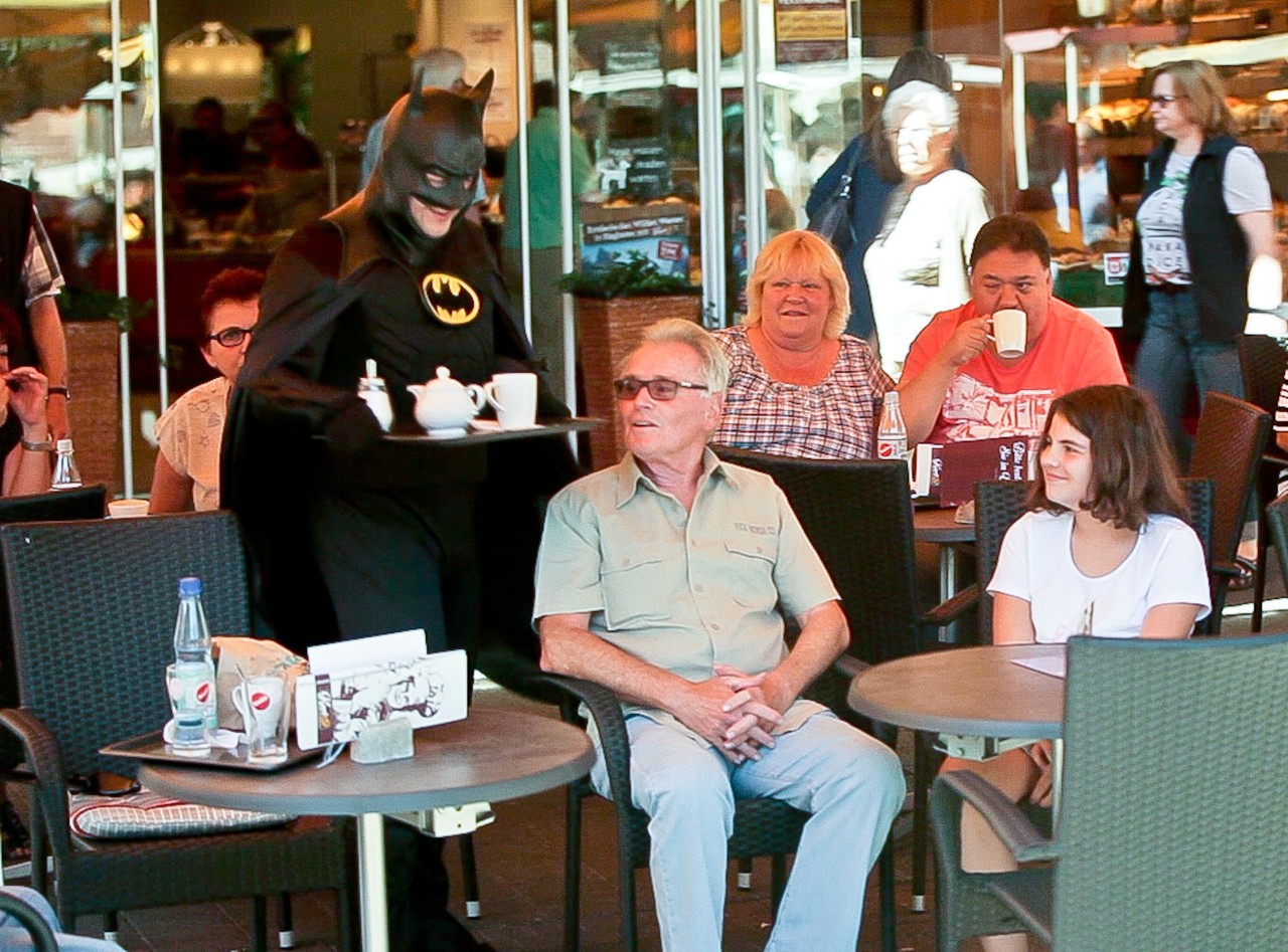 Batman bringt den Kaffee.
