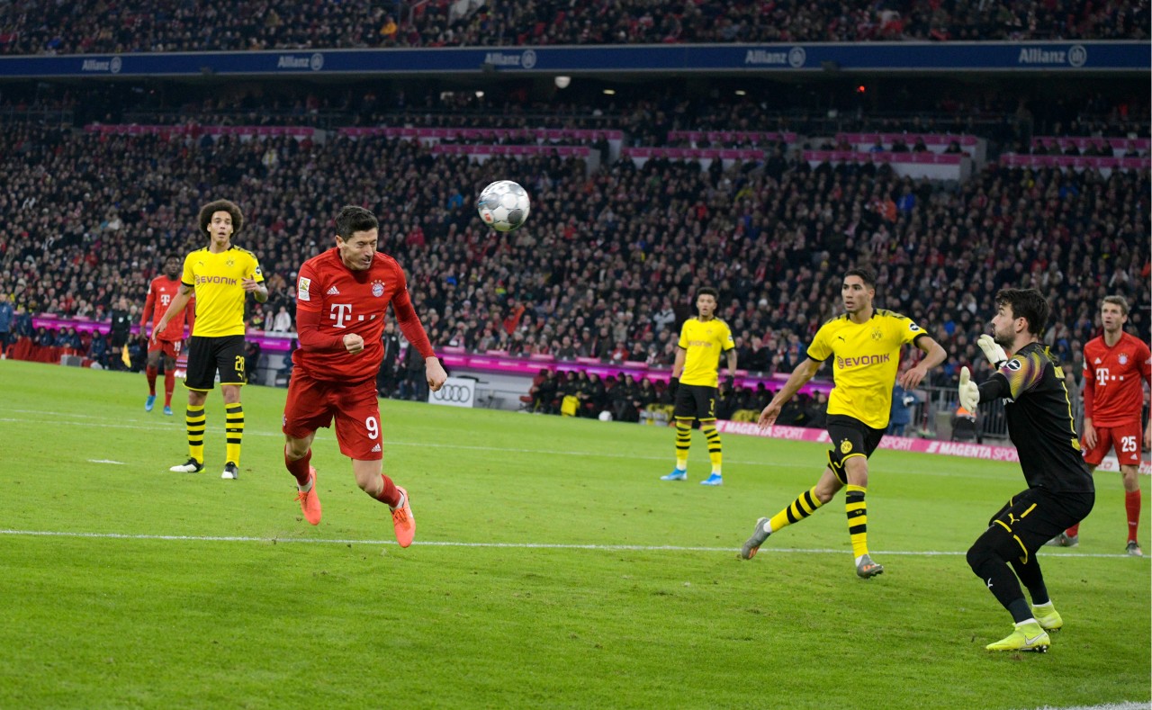 Robert Lewandowski köpft die Bayern gegen den BVB in Führung.