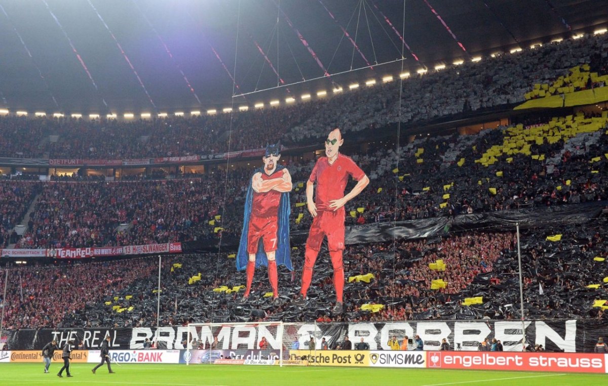 Bayern-Fans provozieren BVB-Anhänger im DFB-Pokal mit Superhelden-Choreo.jpg