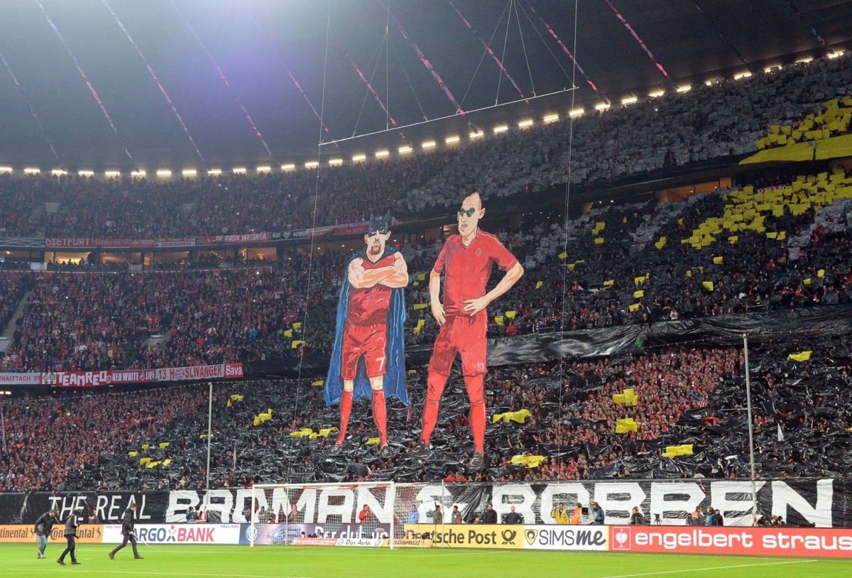 Bayern-Fans provozieren BVB-Anhänger im DFB-Pokal mit Superhelden-Choreo.jpg