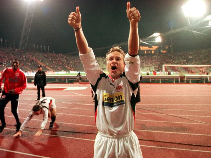 ...einsacken. Nach dem 2:1-Sieg gegen Bayern München im November 2000 jubelte Heldt mit den mitgereisten Anhängern.
