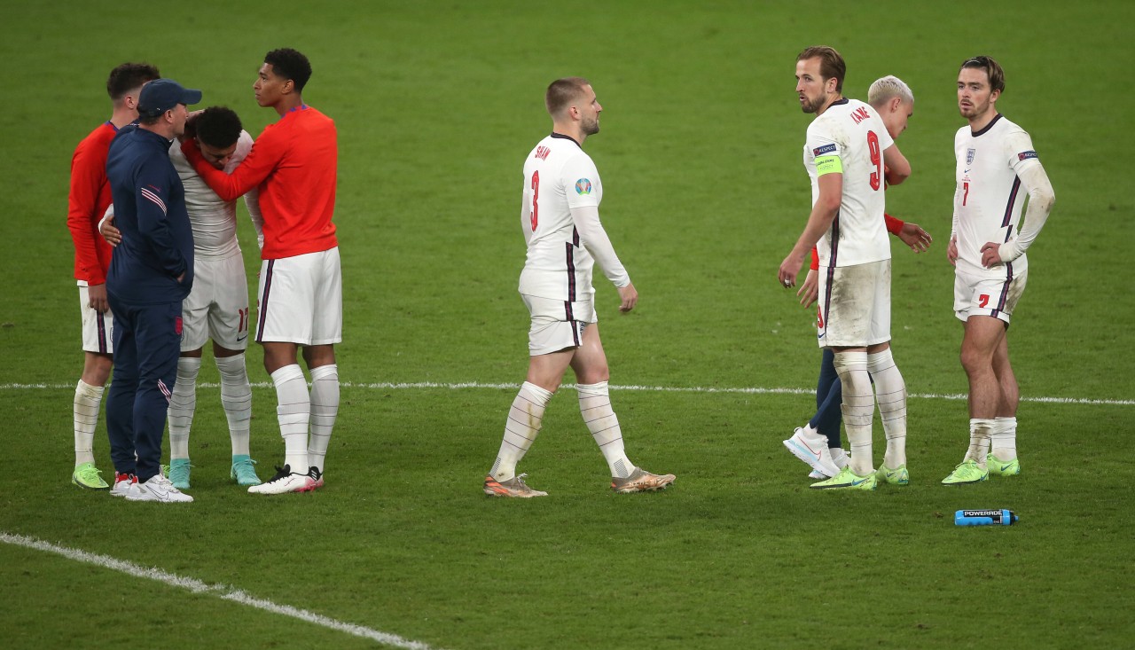 Jude Bellingham (rechts) muss Teamkollge Jadon Sancho (mitte) trösten. Der Ex-BVB-Star wurde nach seinem verschossenen Elfmeter im Finale der Europameisterschaft 2021 rassistisch beleidigt.