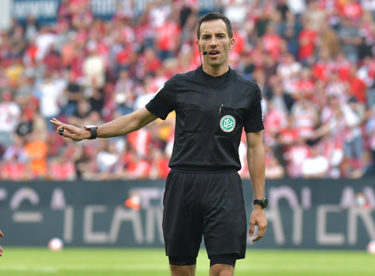 Eine Entscheidung von Schiedsrichter Benjamin Brandt stößt bei BVB-Fans übel auf.