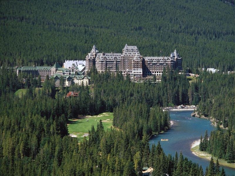 Berühmtestes Eisenbahnhotel in Kanada: Das "Banff Springs Hotel" hat 764 Zimmer und 11 Restaurants. Direkt am Hotel beginnt ein 27-Loch-Golfplatz.