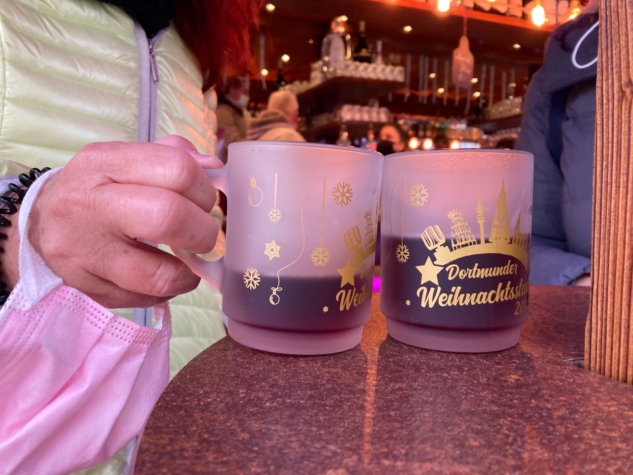 Beate und Ivonne lassen sich den Glühwein schmecken.