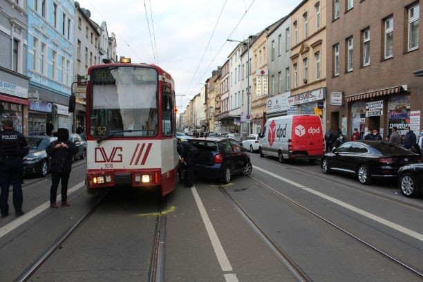 In Duisburg sind in der Wanheimer Straße eine Straßenbahn und ein Auto kollidiert.