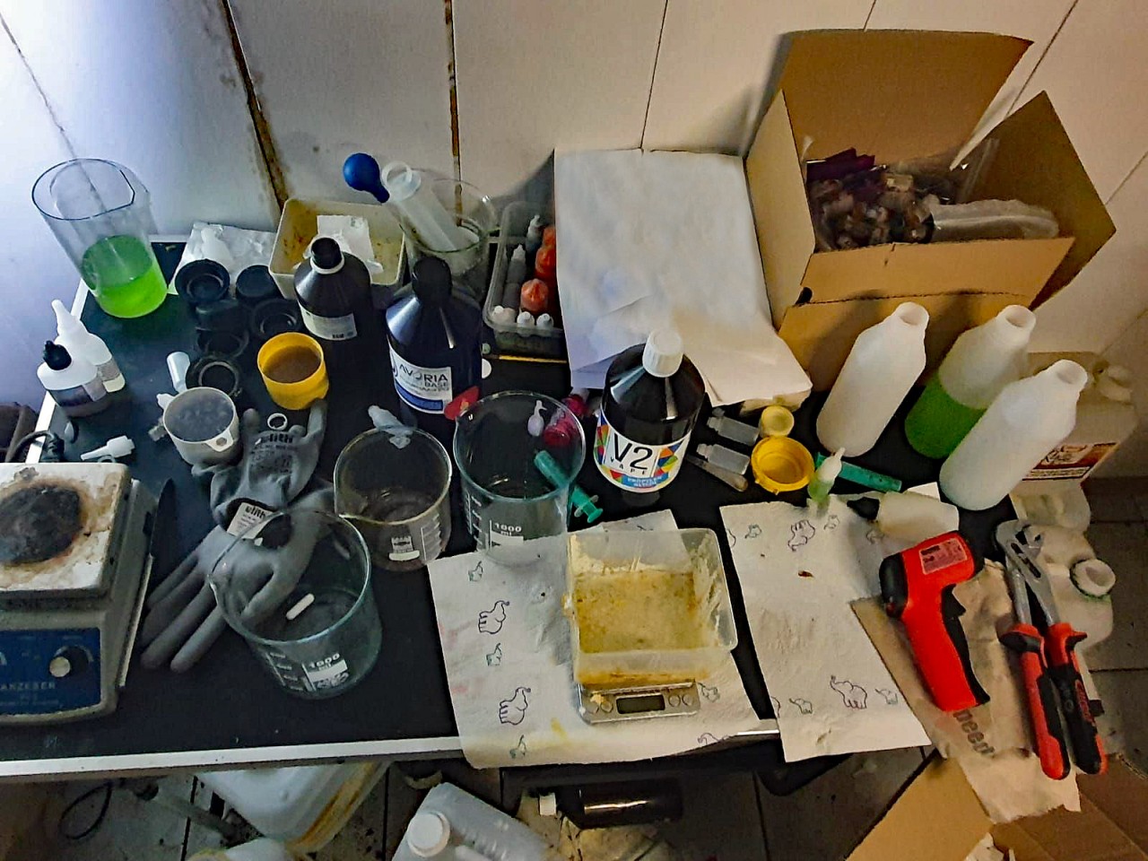 In einem Haus in Castrop-Rauxel stellte eine Bande sogenannte Liquids und Kräutermischungen her.