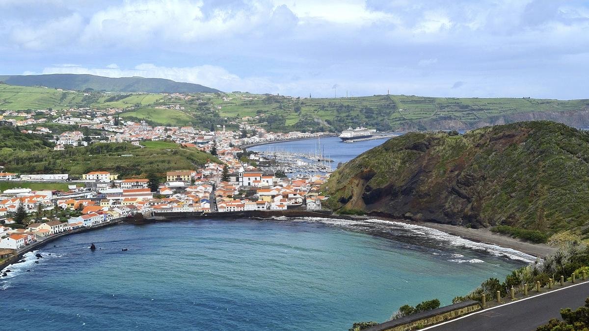 Blick auf Horta. Im Vordergrund ist die Bucht Porto Pim zu sehen. Einst landeten hier die Walfänger.