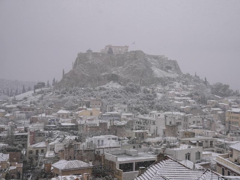 Blick bei Schneefall auf den Parthenon-Tempel. Wegen starker Schneefälle sind in Griechenland an mehreren Orten Flüge ausgefallen.