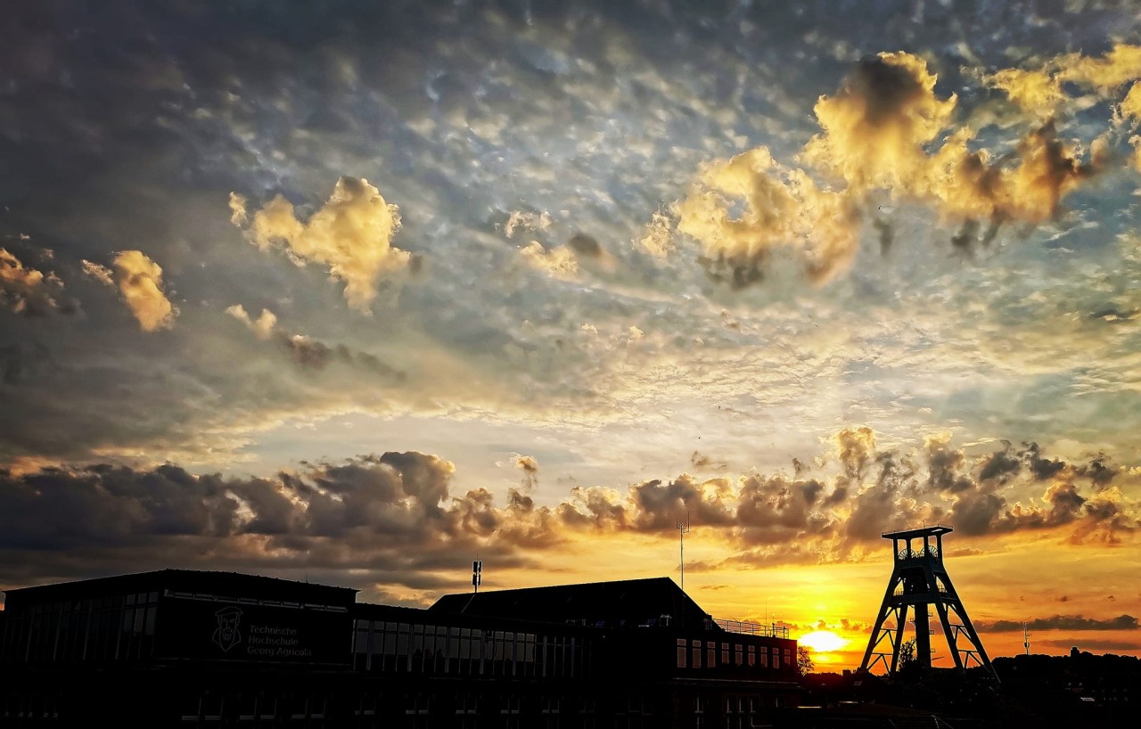 Ein goldener Sonnenaufgang um 5.45 Uhr in Bochum am Bergbau-Museum. 