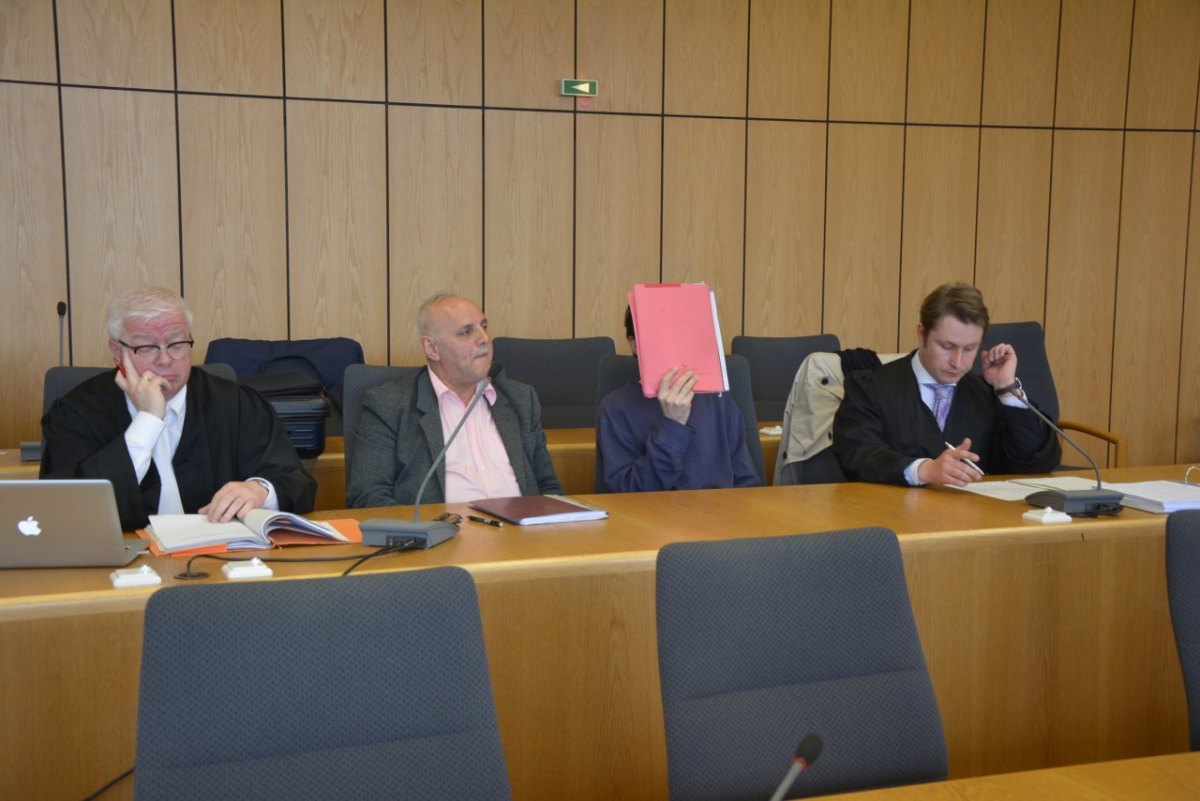 Bochum: Uni-Vergewaltiger mit beiden Anwälten.JPG