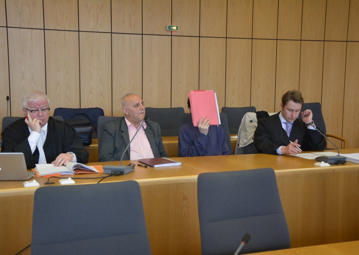 Bochum: Uni-Vergewaltiger mit beiden Anwälten.JPG