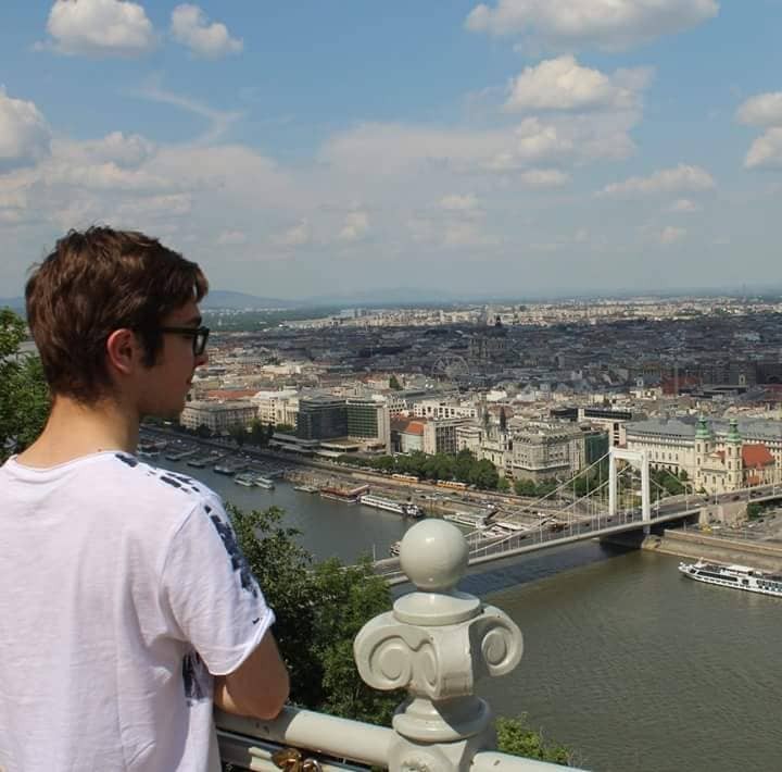 Juan Marco Polifka Avil bei einem Besuch in Budapest. 24 Länder hat der 17-Jährige bereits gesehen.