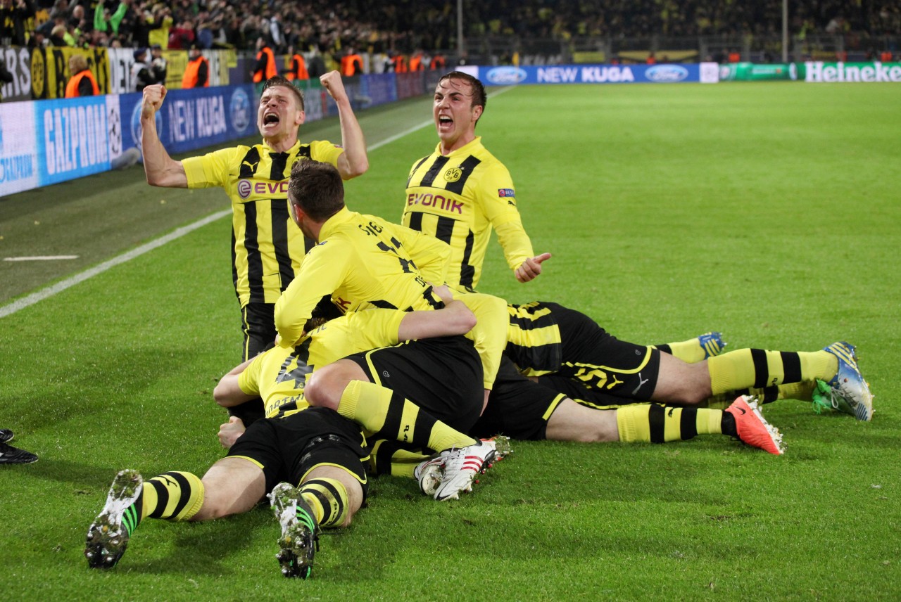 Ekstase Pur! Borussia Dortmund freut sich über den 3:2-Sieg gegen FC Malaga. Irgendwo unter den vielen Spielern liegt ein Ex-BVB-Held.