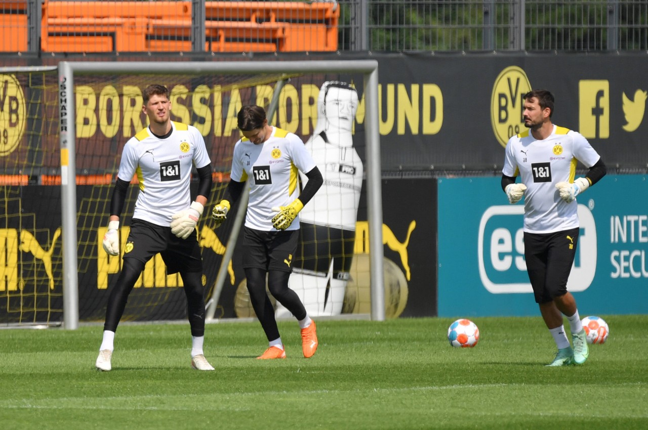 Gregor Kobel (l.), Marvin Hitz (m.) und Roman Bürki (r.) kämpfen um die Torhüterposition bei  Borussia Dortmund.