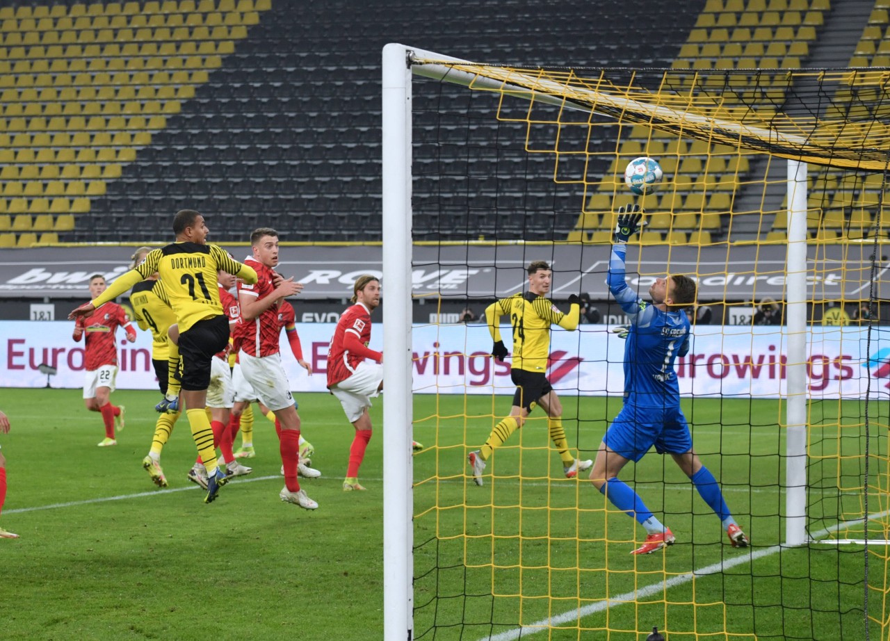 Thomas Meunier trifft hier nach einer Ecke zum 1:0 für Borussia Dortmund.