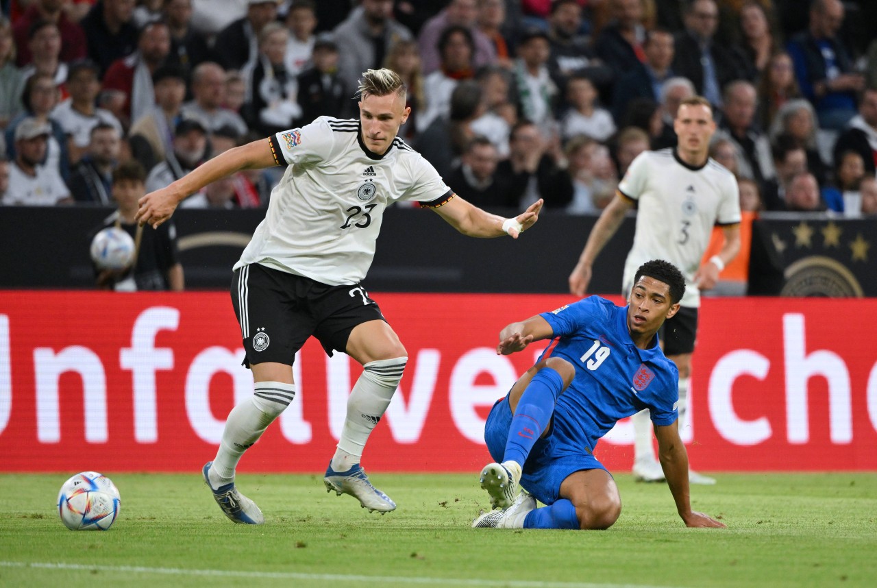 BVB-Profis unter sich: Nico Schlotterbeck (l.) und Jude Bellingham (r.)