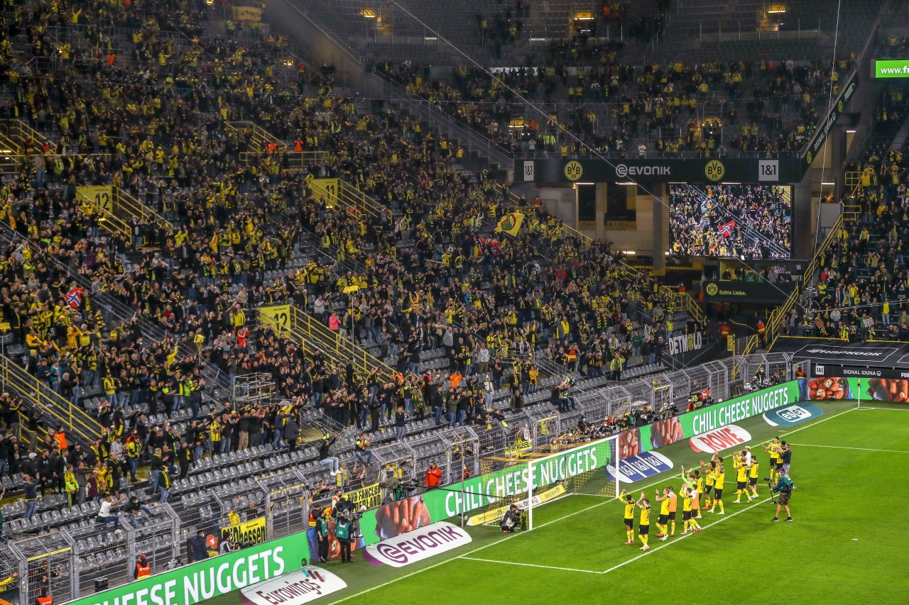 Ob vor dem Fernseher oder im Stadion, die BVB-Fans fiebern immer mit. Jetzt ist eine Entscheidung gefallen, die die Anhänger von Borussia Dortmund sicherlich freut. 