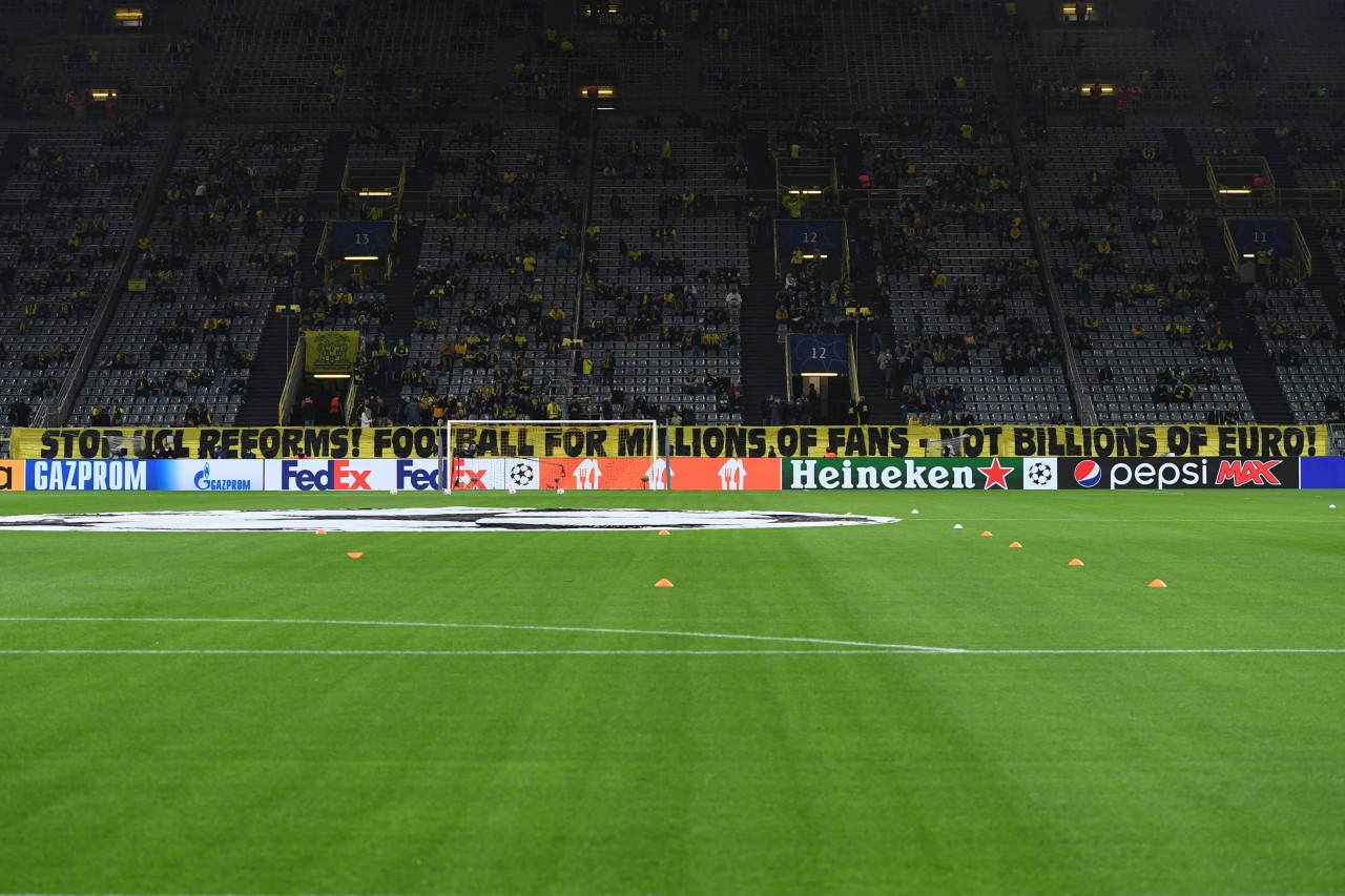 Beim Champions-League-Spiel von Borussia Dortmund haben die Fans ein Banner aufgehängt.