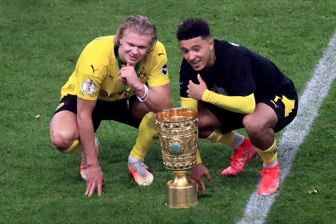 Erling Haaland (l.) und Jadon Sancho (r.) posieren mit dem DFB-Pokal.