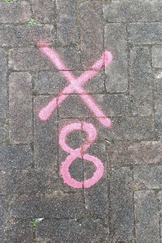 Bottrop rätselt, was es mit diesen Zeichen auf den Gehwegen auf sich hat.