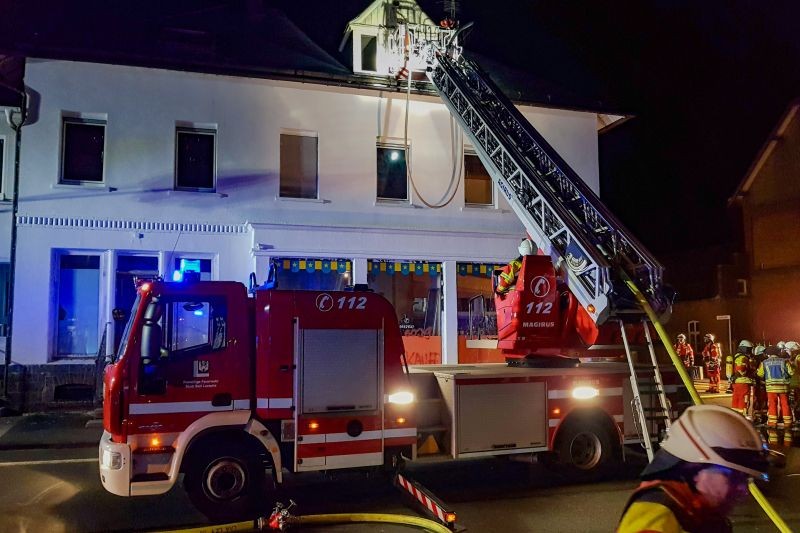26. März 2020: Die Feuerwehr beim Einsatz wegen eines Dachstuhlbrands in Bad Laasphe (NRW).