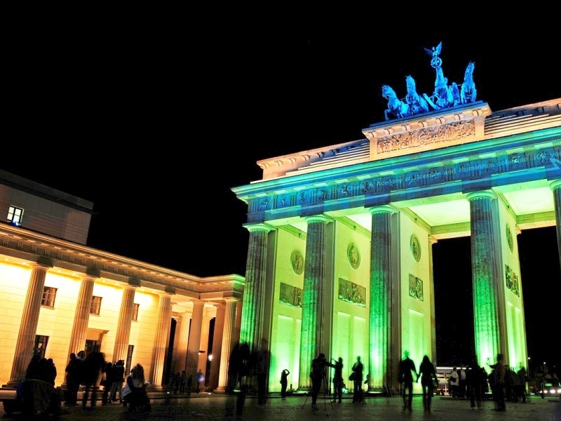 Das Brandenburger Tor in Berlin wird von der geflügelten Siegesgöttin Viktoria gekrönt, die einen Pferdewagen in die Stadt hineinlenkt. Das Tor war bis zur Wiedervereinigung Deutschlands Symbol des Kalten Krieges und wurde nach 1990 zum Symbol der Wiedervereinigung Deutschlands und Europas.