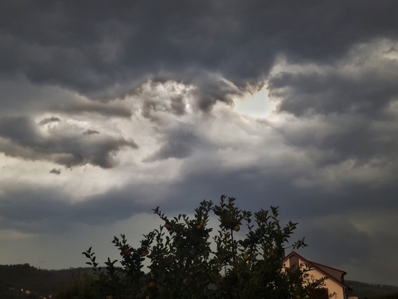 Dunkler Himmel über Hohenlimburg. Dieses Foto kam von Brita Darenberg.