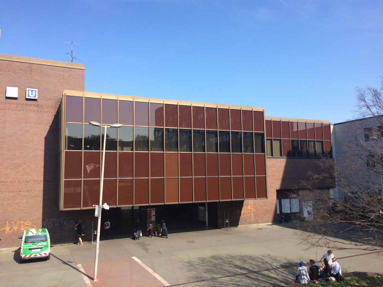 Ein Blick auf den Buddenbergplatz und den Hinterausgang des Bochumer Hauptbahnhofs.