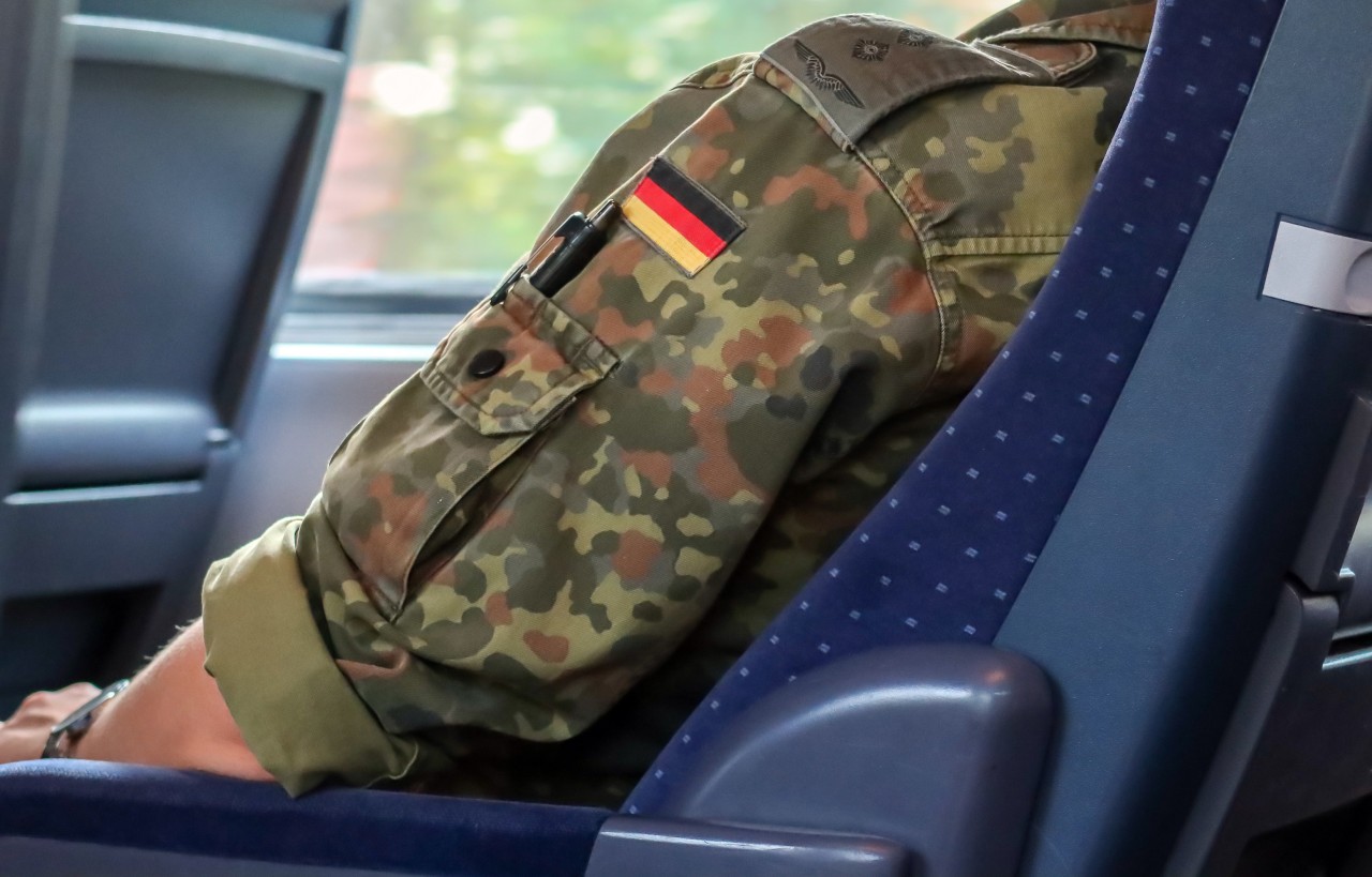 Deutsche Bahn: Uniformierte Soldatinnen und Soldaten der Bundeswehr können kostenfrei mitfahren.