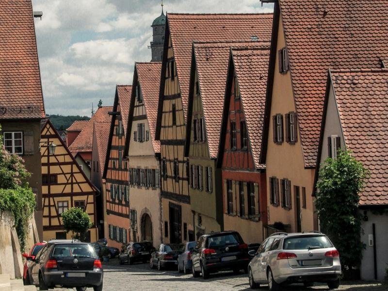 Bunte Häuser mit Fachwerk und enge Straßen prägen bis heute das Stadtbild von Dinkelsbühl.