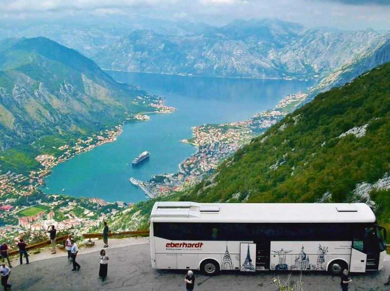 Mit dem Bus die Welt erkunden - zum Beispiel Montenegro: Vor allem wer Hemmungen hat, allein zu verreisen, schätzt den Komfort einer Busreise.
