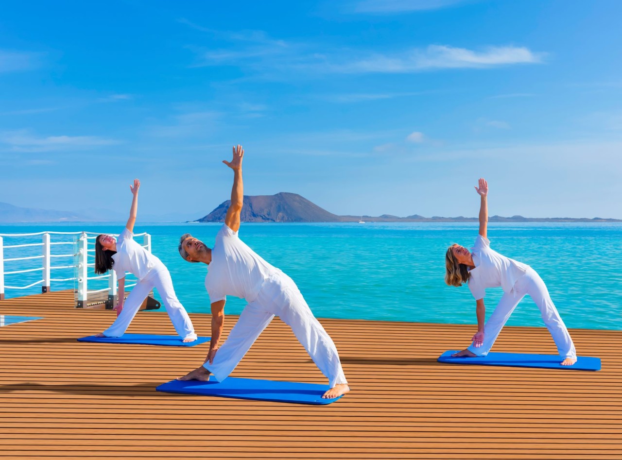 Yoga-Session direkt am Meer im Gran Hotel Bahía Real.