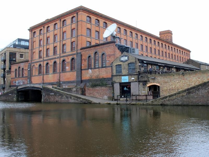 In dieser schummrigen Kanaleinfahrt in Camden Town wurde eine Szene aus Spectre gedreht, in der Bond (Daniel Craig) per Boot das unterirdische Hauptquartier des Geheimdienstes erreicht.