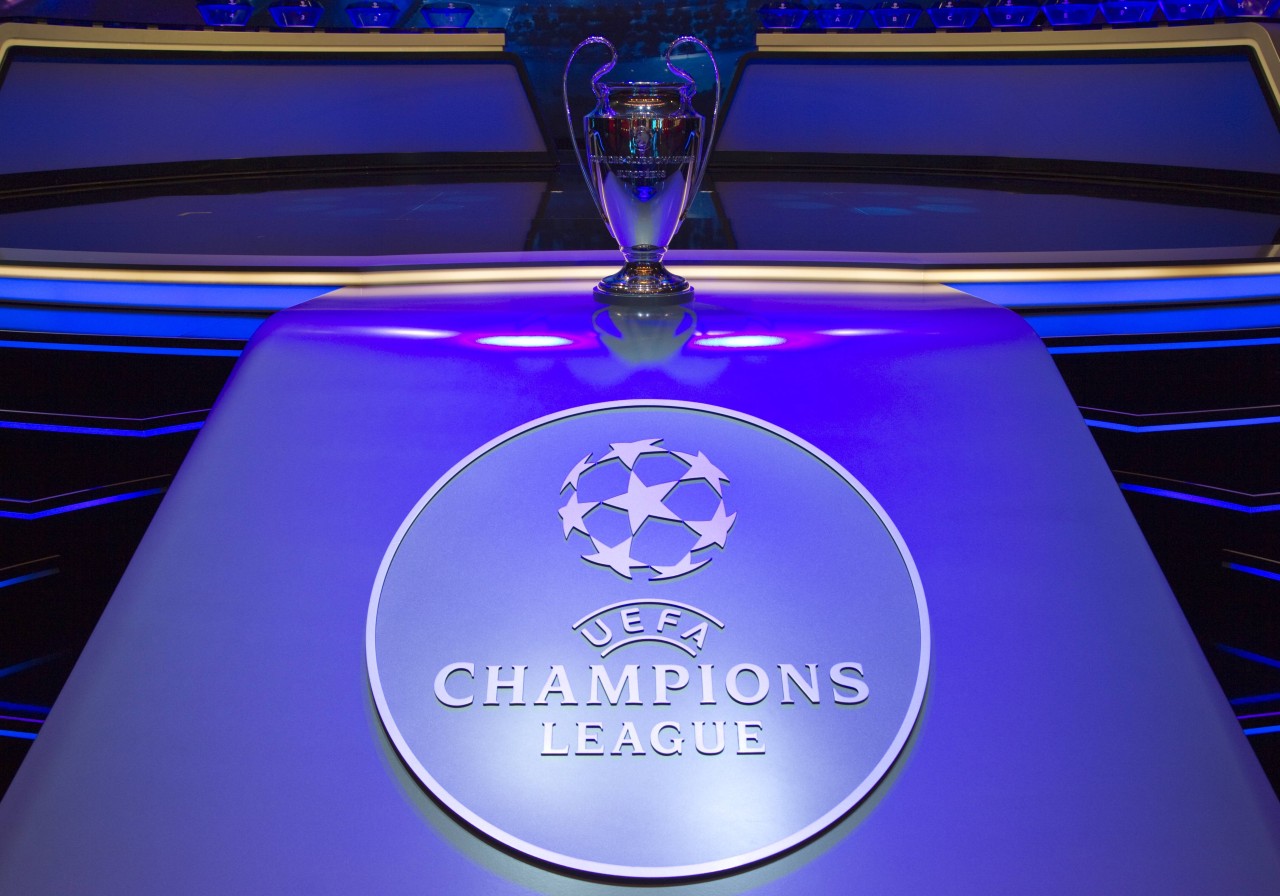 Am Montag (13. Dezember) wird das Achtelfinale in der Champions League ausgelost. Nach gleich zwei Pannen der UEFA wird die Ziehung wiederholt.