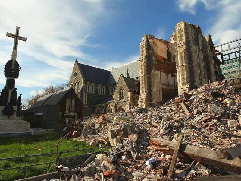 22. Februar: Ein Erdbeben der Stärke 6,3 erschüttert Neuseeland. 181 Menschen verlieren ihr Leben. Am schlimmsten trifft es die Stadt Christchurch. Zu den den zerstörten Bauwerken gehört auch der Turm der Kathedrale.