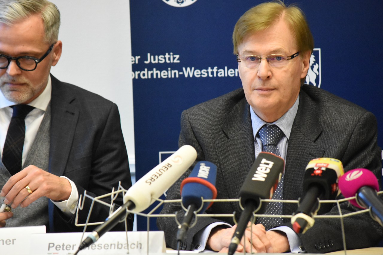NRW-Justizminister Peter Biesenbach bei einer pressekonferenz zum Thema Clankriminalität in Düsseldorf. 